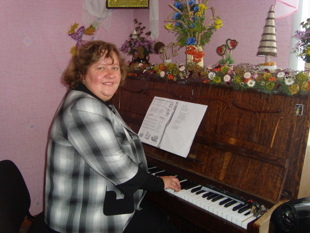 Кандибка Людмила Олександрівна працює музичним керівником з 1994 року. Має вищу кваліфікаційну категорію. У 2017 році їй присвоєно педагогічне звання "Вихователь - методист" 
